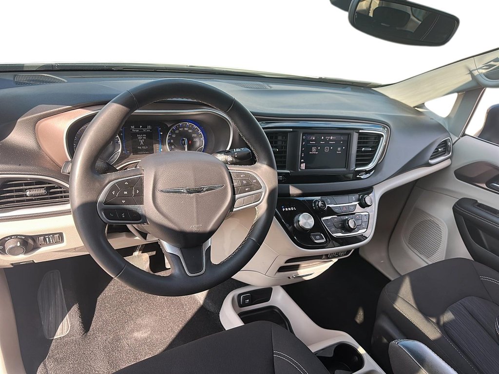 2024 Chrysler Grand Caravan SXT 3ROW Minivan in Stratford, Ontario - 9 - w1024h768px