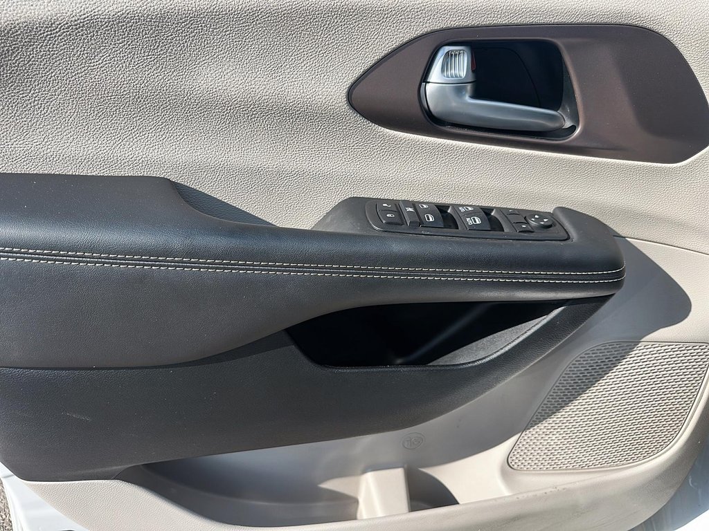 2024 Chrysler Grand Caravan SXT 3ROW Minivan in Stratford, Ontario - 10 - w1024h768px