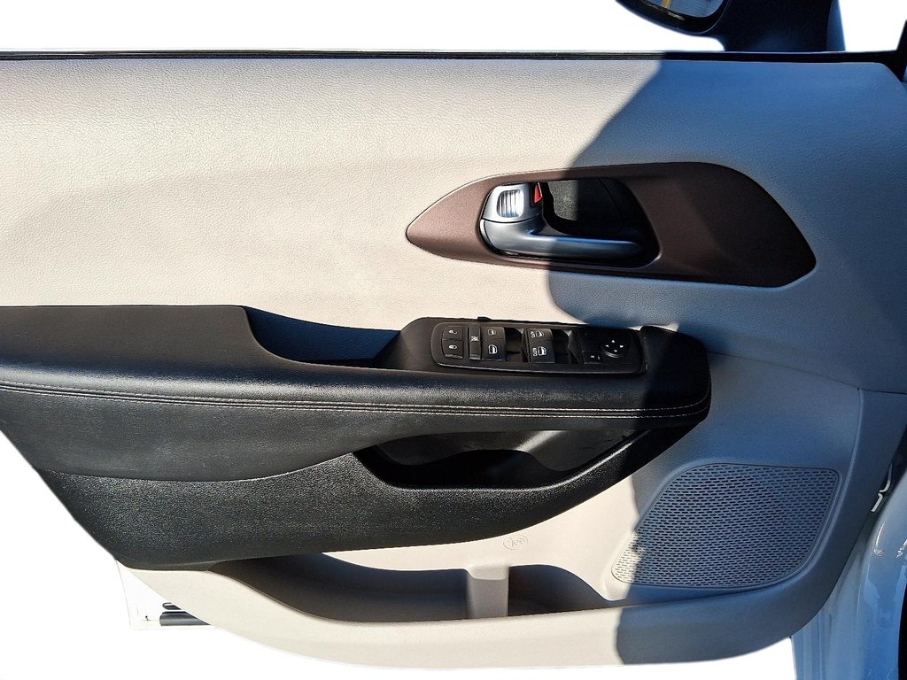 2024 Chrysler Grand Caravan SXT 3ROW in Stratford, Ontario - 12 - w1024h768px