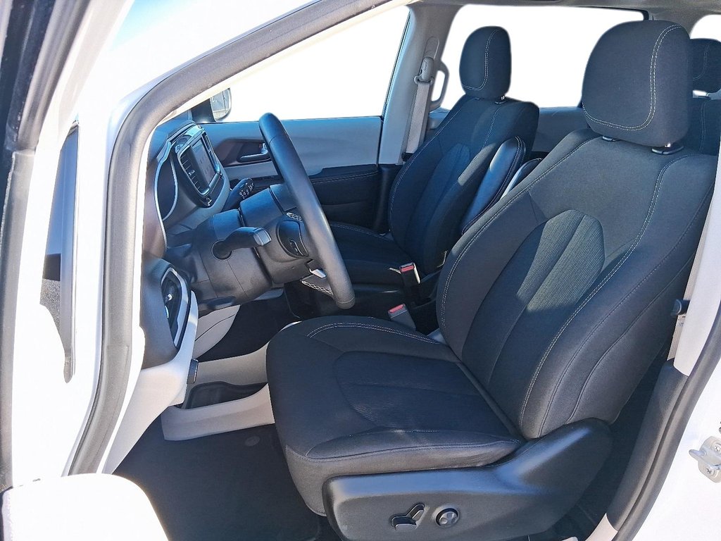 2024 Chrysler Grand Caravan SXT 3ROW in Stratford, Ontario - 8 - w1024h768px