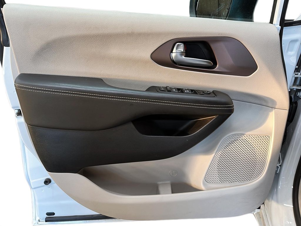 2024 Chrysler Grand Caravan SXT 3ROW in Stratford, Ontario - 10 - w1024h768px