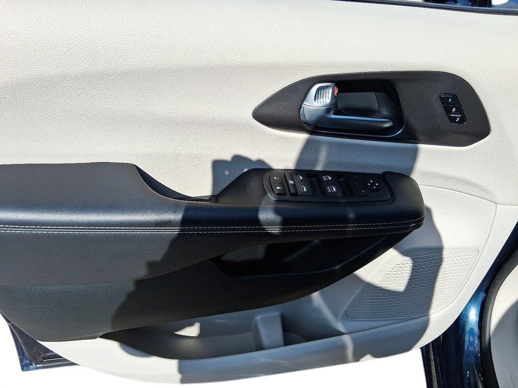 2024 Chrysler Pacifica TOURING L 3ROW in Stratford, Ontario - 11 - w1024h768px