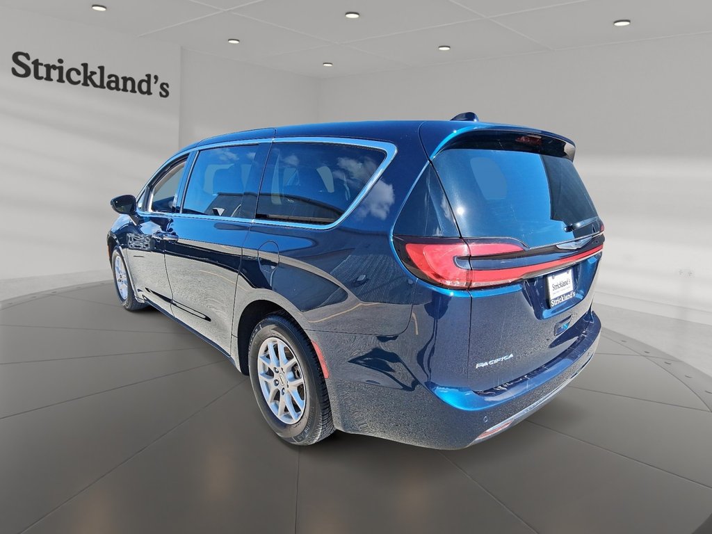 2024 Chrysler Pacifica TOURING L 3ROW in Stratford, Ontario - 4 - w1024h768px