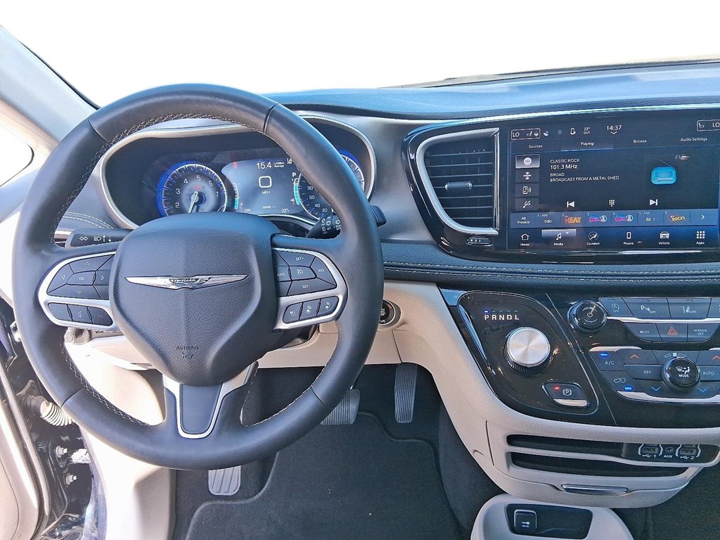 2024 Chrysler Pacifica TOURING L 3ROW in Stratford, Ontario - 15 - w1024h768px