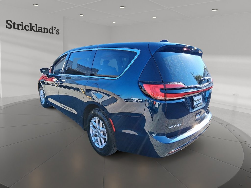 2024 Chrysler Pacifica TOURING L-3ROW in Stratford, Ontario - 4 - w1024h768px