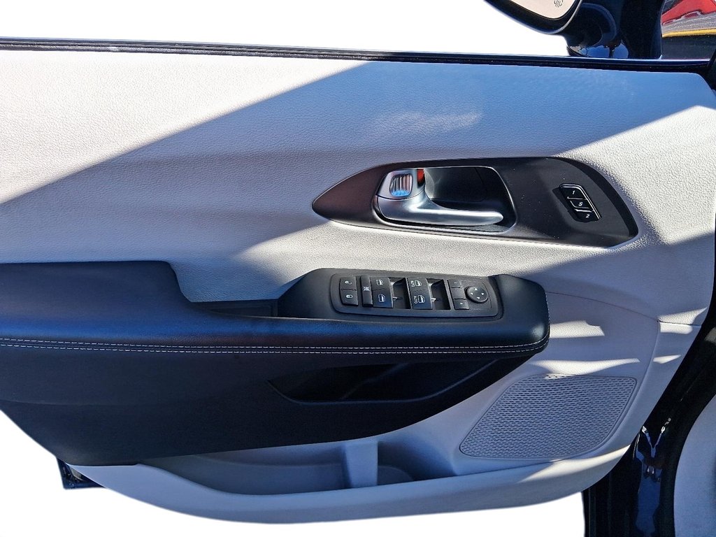 2024 Chrysler Pacifica TOURING L-3ROW in Stratford, Ontario - 11 - w1024h768px