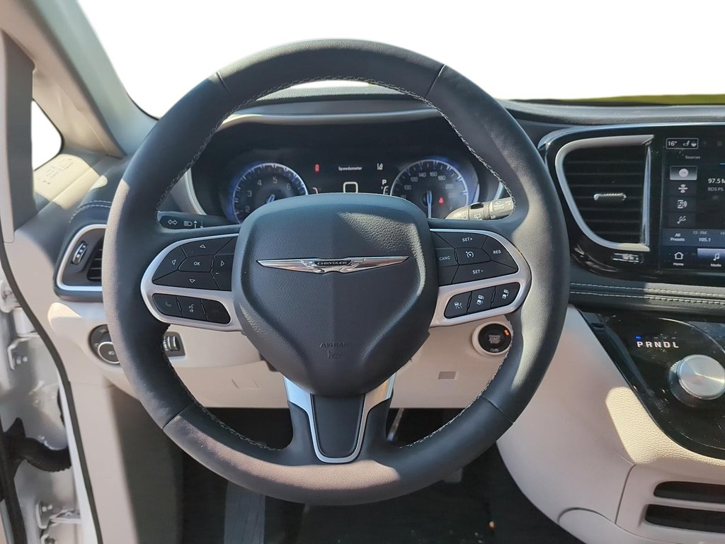 2024 Chrysler Pacifica TOURING L in Stratford, Ontario - 12 - w1024h768px