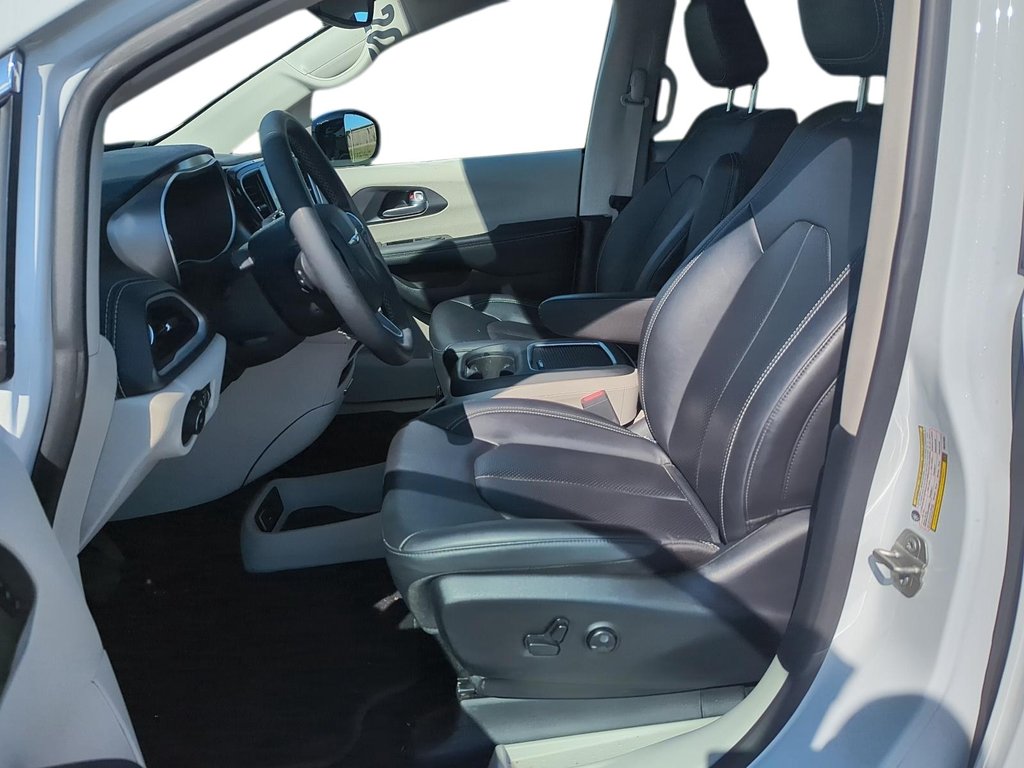 2024 Chrysler Pacifica TOURING L in Stratford, Ontario - 9 - w1024h768px