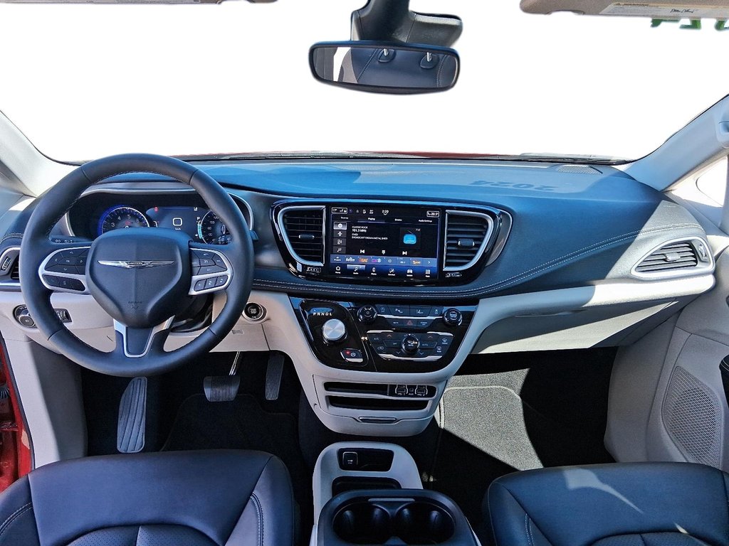 2024 Chrysler Pacifica TOURING L-3ROW in Stratford, Ontario - 10 - w1024h768px