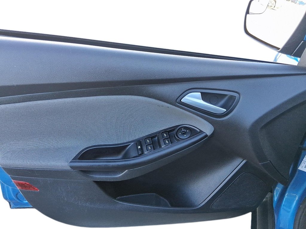 2013 Ford Focus SE SEDAN in Stratford, Ontario - 11 - w1024h768px