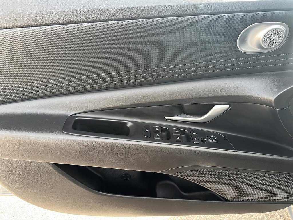 2023 Hyundai Elantra ESSENTIAL in Stratford, Ontario - 9 - w1024h768px