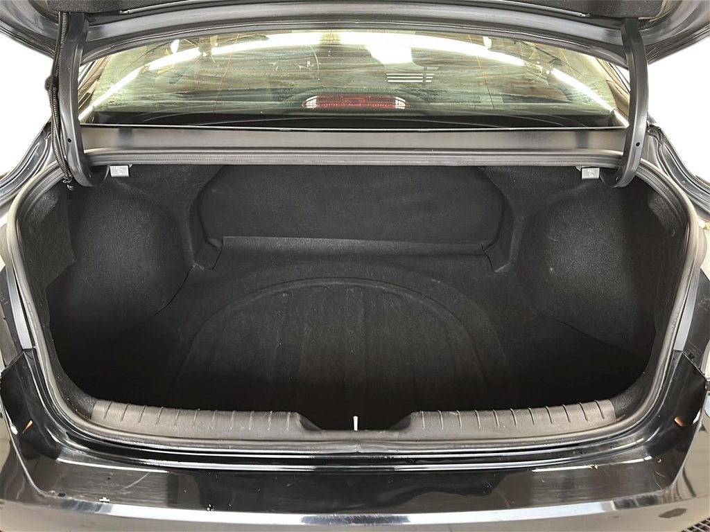 2023 Hyundai Elantra PREFERRED in Stratford, Ontario - 6 - w1024h768px