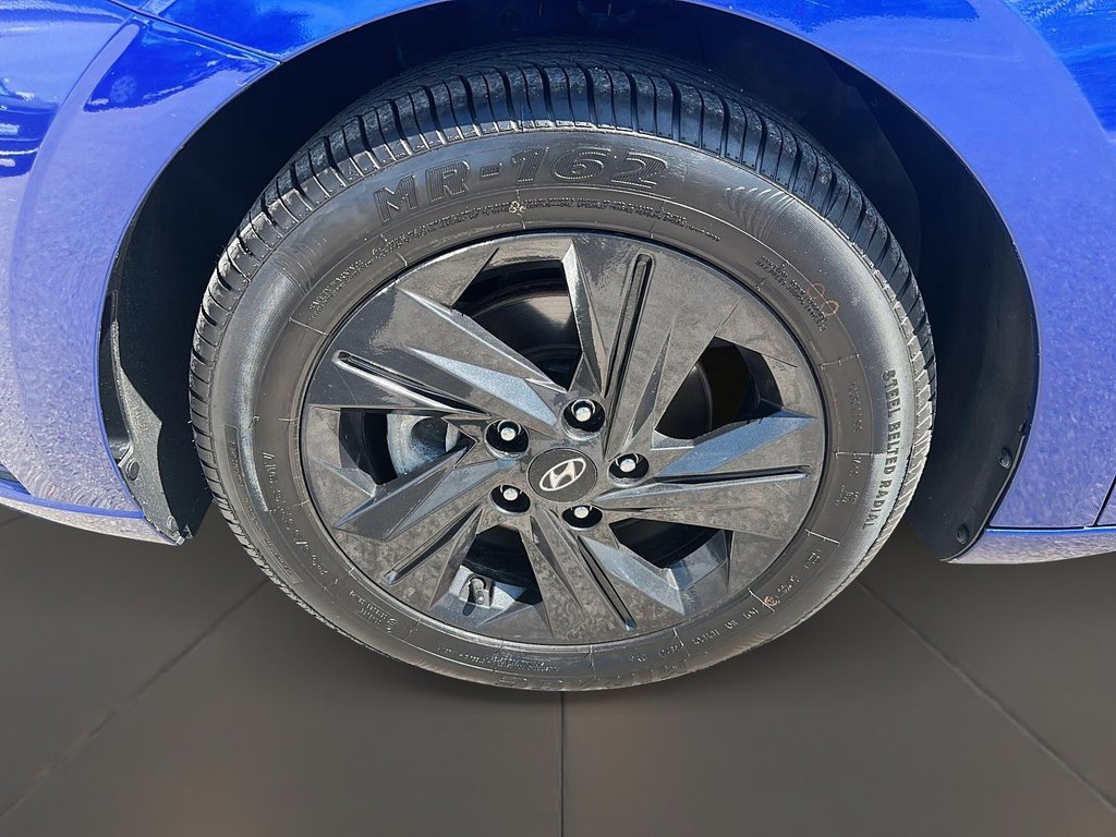 2023 Hyundai Elantra PREFERRED in Stratford, Ontario - 6 - w1024h768px
