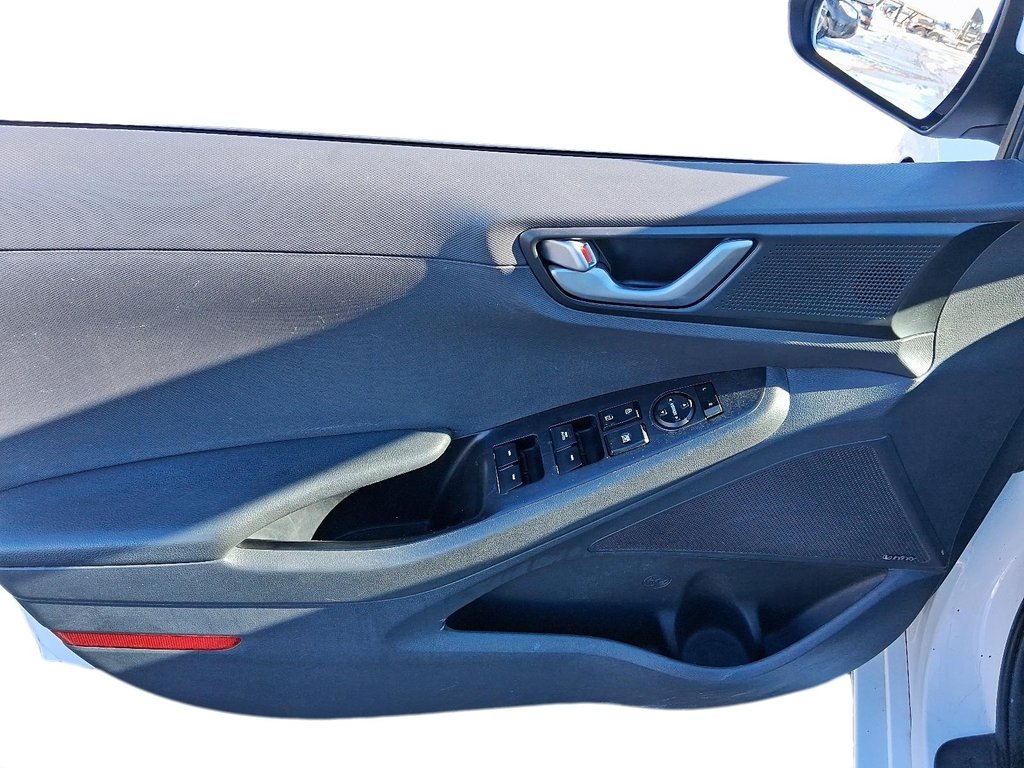 2017 Hyundai IONIQ Electric SE in Stratford, Ontario - 11 - w1024h768px