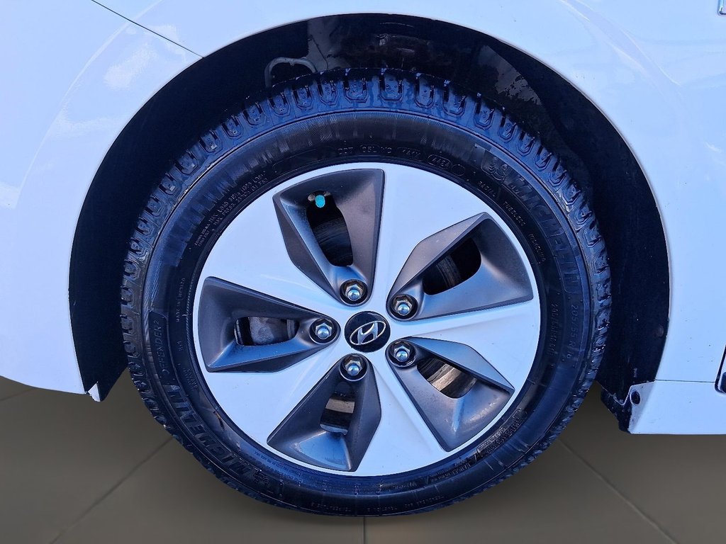 2017 Hyundai IONIQ Electric SE in Stratford, Ontario - 7 - w1024h768px