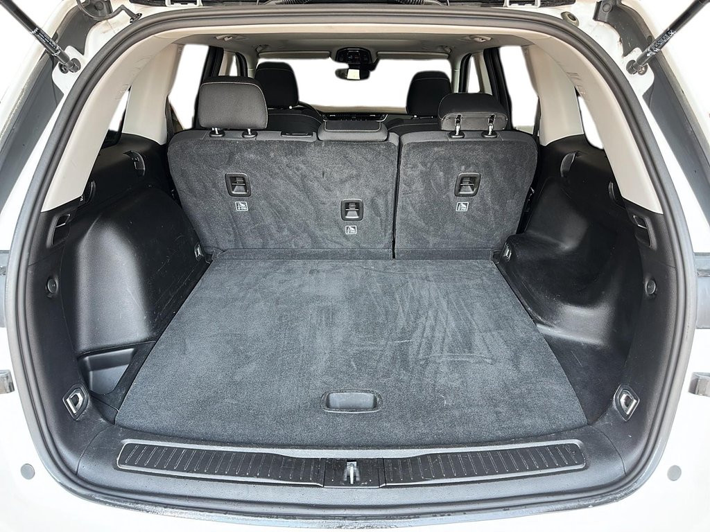 2023 Jeep Grand Cherokee LAREDO 4X4 SUV in Stratford, Ontario - 6 - w1024h768px