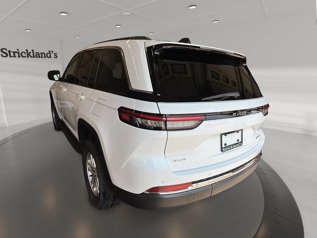 2023 Jeep Grand Cherokee LAREDO 4X4 SUV in Stratford, Ontario - 4 - w1024h768px