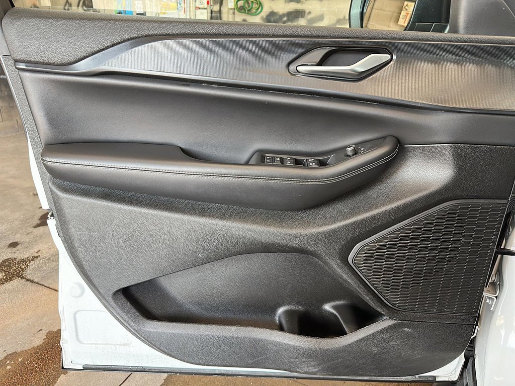 2023 Jeep Grand Cherokee LAREDO 4X4 SUV in Stratford, Ontario - 10 - w1024h768px