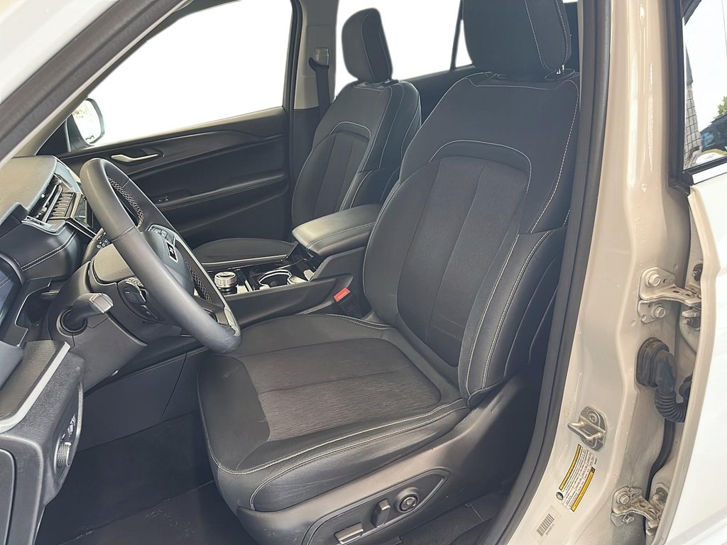 2023 Jeep Grand Cherokee LAREDO 4X4 SUV in Stratford, Ontario - 8 - w1024h768px