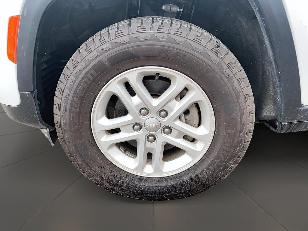 2023 Jeep Grand Cherokee LAREDO 4X4 SUV in Stratford, Ontario - 7 - w1024h768px