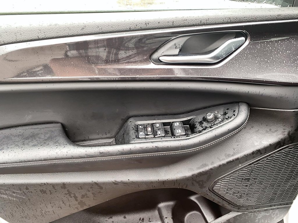 2023 Jeep Grand Cherokee LAREDO 4X4 SUV in Stratford, Ontario - 10 - w1024h768px