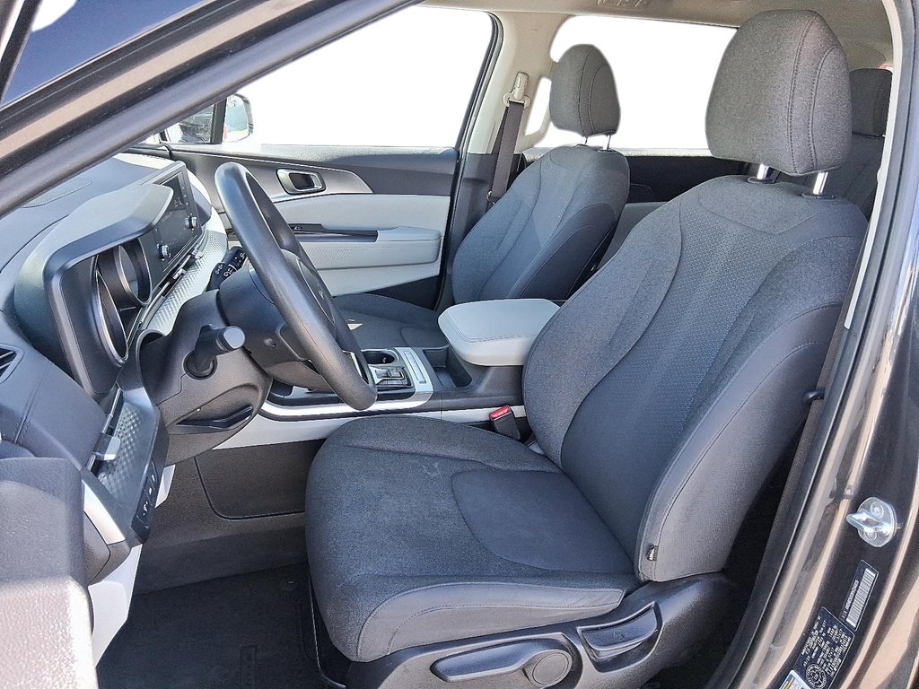 2024 Kia Carnival LX in Stratford, Ontario - 9 - w1024h768px