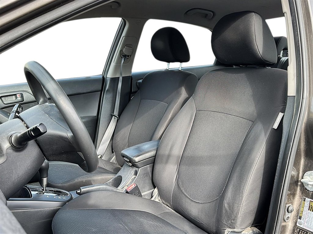2010 Kia Forte EX in Stratford, Ontario - 8 - w1024h768px