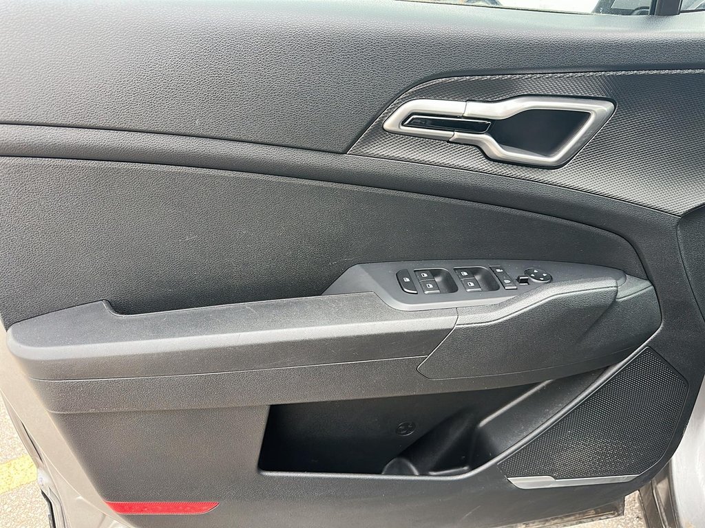 2023 Kia Sportage LX AWD SUV in Stratford, Ontario - 10 - w1024h768px