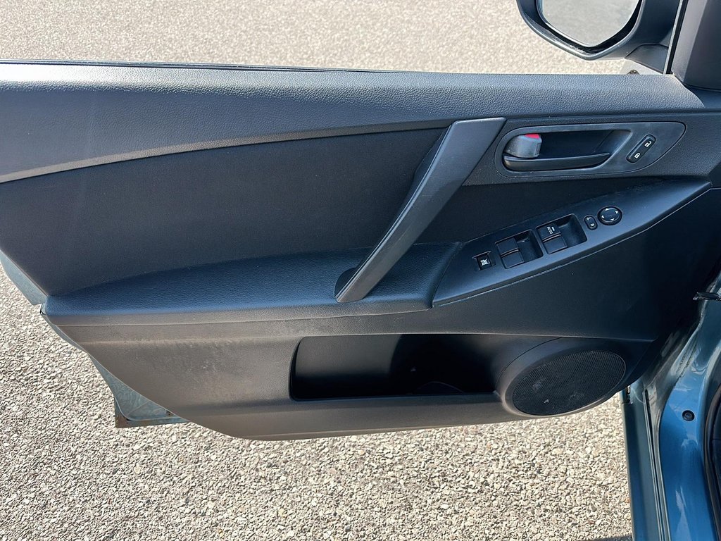 2011 Mazda 3 GX Sedan in Stratford, Ontario - 9 - w1024h768px