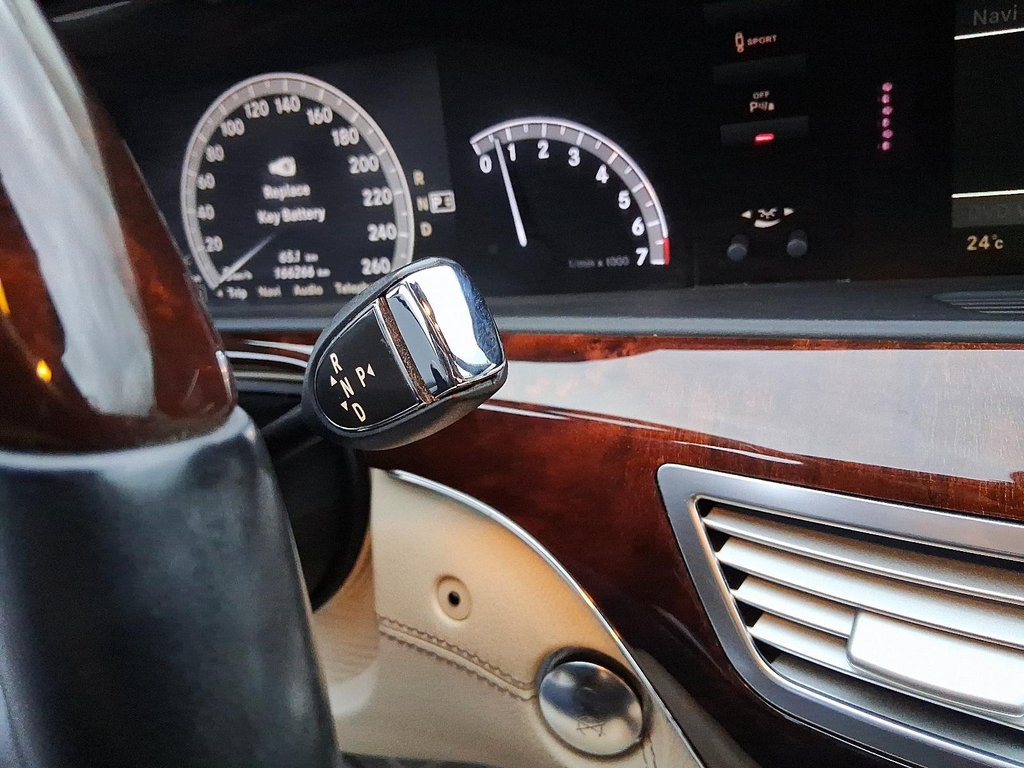 2013 Mercedes-Benz S 550 4MATIC SEDAN in Stratford, Ontario - 22 - w1024h768px