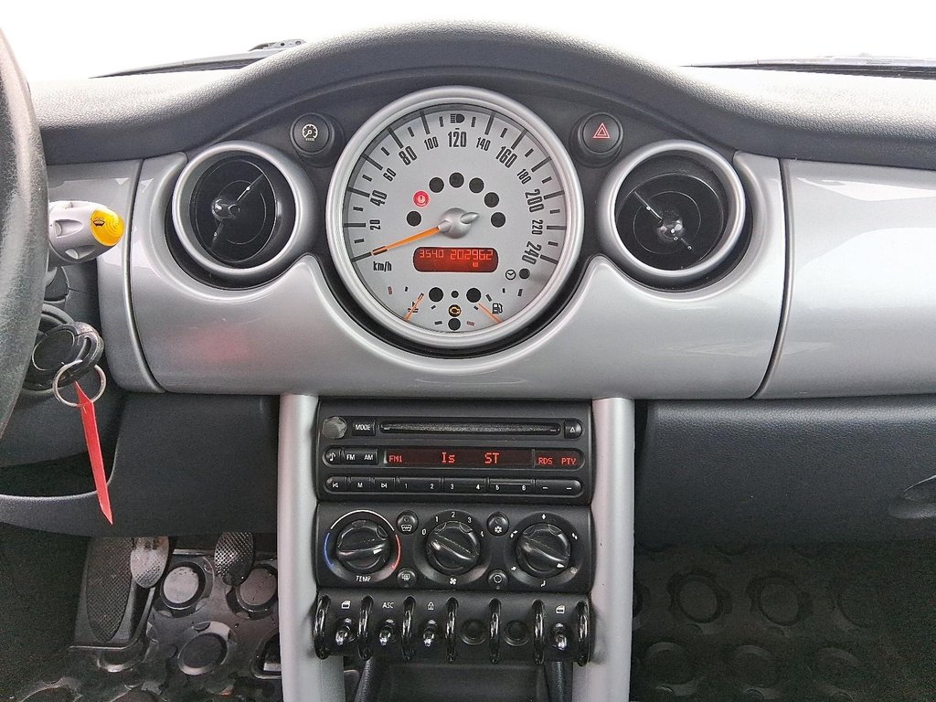 2005 MINI Cooper Hardtop Classic in Stratford, Ontario - 15 - w1024h768px