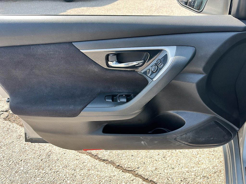 2013 Nissan Altima 2.5 CVT Sedan in Stratford, Ontario - 9 - w1024h768px