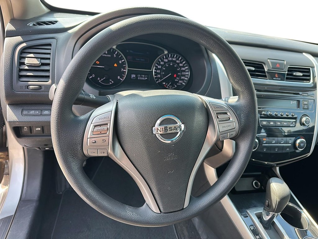 2013 Nissan Altima 2.5 CVT Sedan in Stratford, Ontario - 10 - w1024h768px