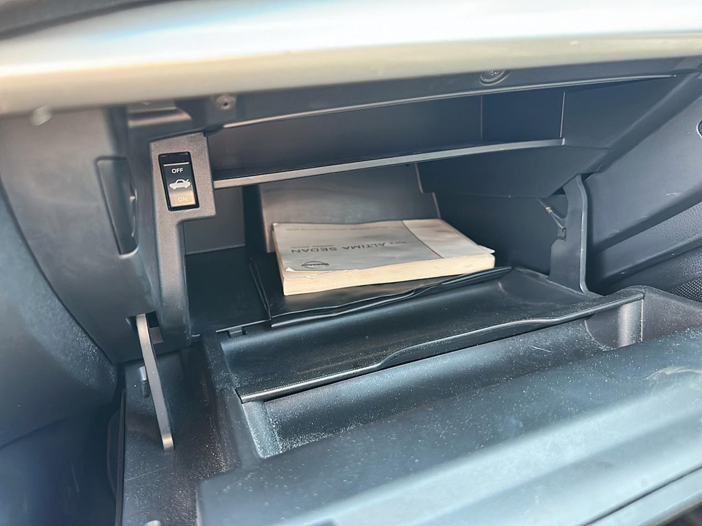 2013 Nissan Altima 2.5 CVT Sedan in Stratford, Ontario - 14 - w1024h768px