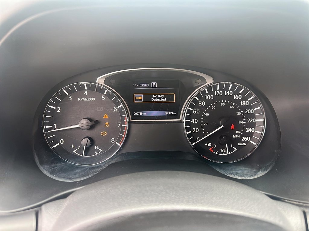 2016 Nissan Pathfinder SV 4WD SUV in Stratford, Ontario - 14 - w1024h768px