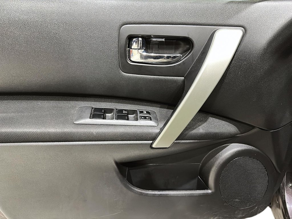 2011 Nissan Rogue SV AWD CVT in Stratford, Ontario - 10 - w1024h768px