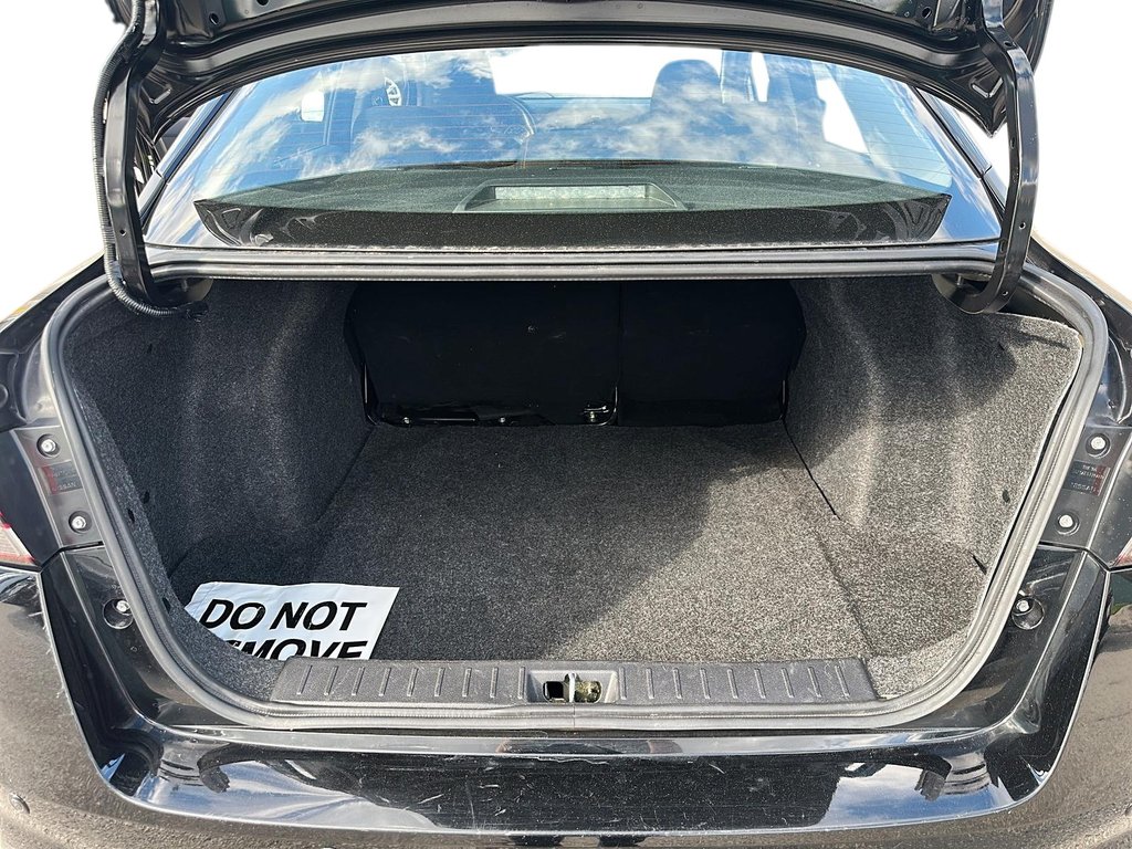 2023 Nissan Versa SR SVT Sedan in Stratford, Ontario - 6 - w1024h768px