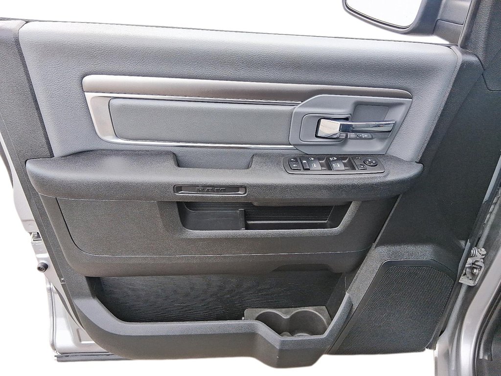 2023 Ram 1500 Classic Crew 4x4 in Stratford, Ontario - 12 - w1024h768px