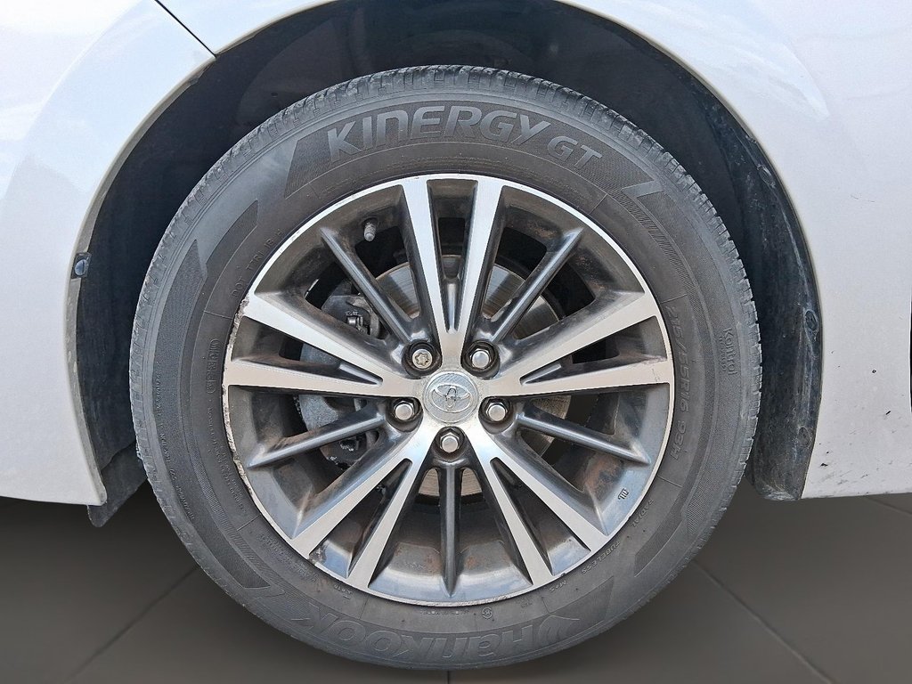 2019 Toyota Corolla LE in Stratford, Ontario - 7 - w1024h768px