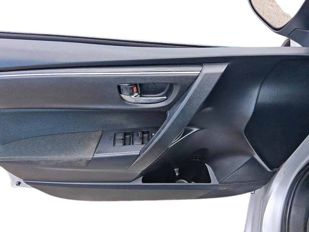 2019 Toyota Corolla LE in Stratford, Ontario - 11 - w1024h768px