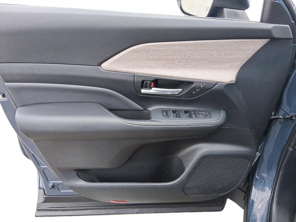 2025 Toyota Grand Highlander LIMITED AWD in Stratford, Ontario - 12 - w1024h768px