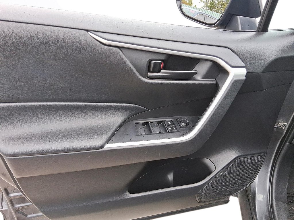 2022 Toyota RAV4 LE AWD in Stratford, Ontario - 10 - w1024h768px