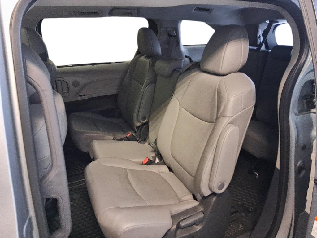 2024 Toyota Sienna Hybrid XLE 3ROW in Stratford, Ontario - 10 - w1024h768px