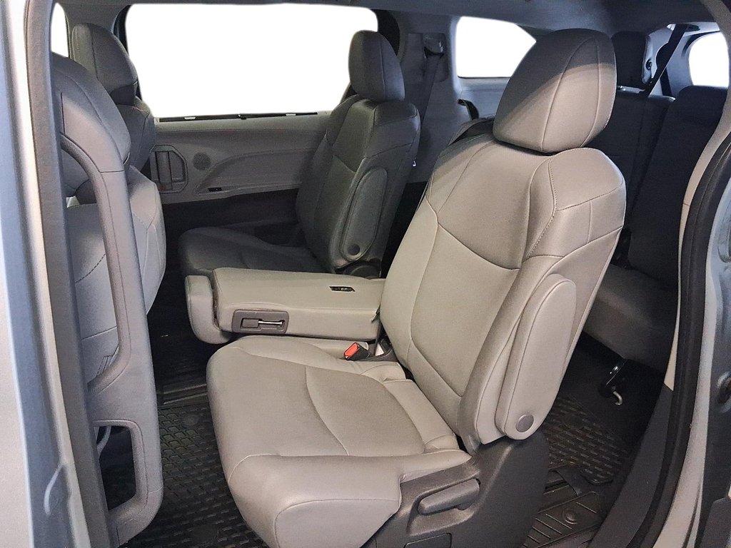 2024 Toyota Sienna Hybrid XLE 3ROW in Stratford, Ontario - 9 - w1024h768px