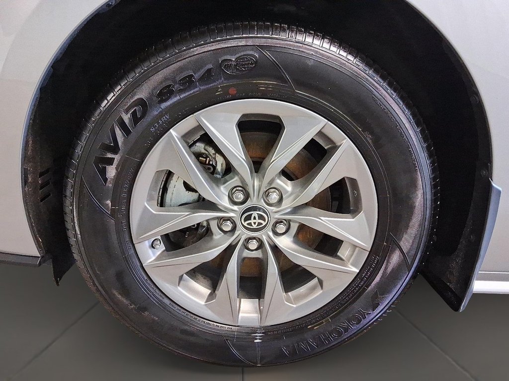 2024 Toyota Sienna Hybrid XLE 3ROW in Stratford, Ontario - 7 - w1024h768px