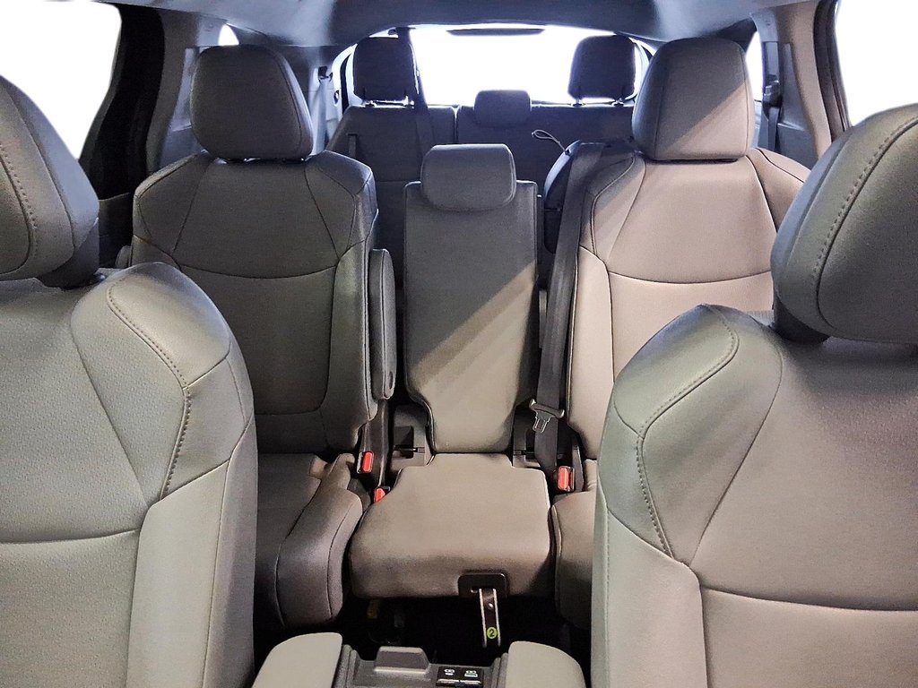 2024 Toyota Sienna Hybrid XLE 3ROW in Stratford, Ontario - 11 - w1024h768px