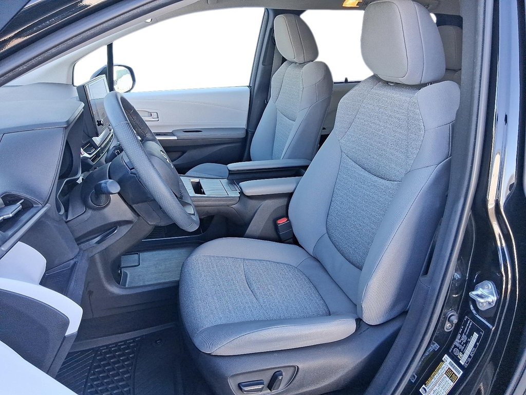 2025 Toyota Sienna Hybrid LE AWD 3ROW in Stratford, Ontario - 8 - w1024h768px