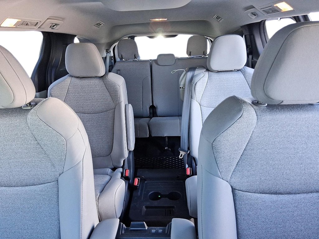 2025 Toyota Sienna Hybrid LE AWD 3ROW in Stratford, Ontario - 10 - w1024h768px