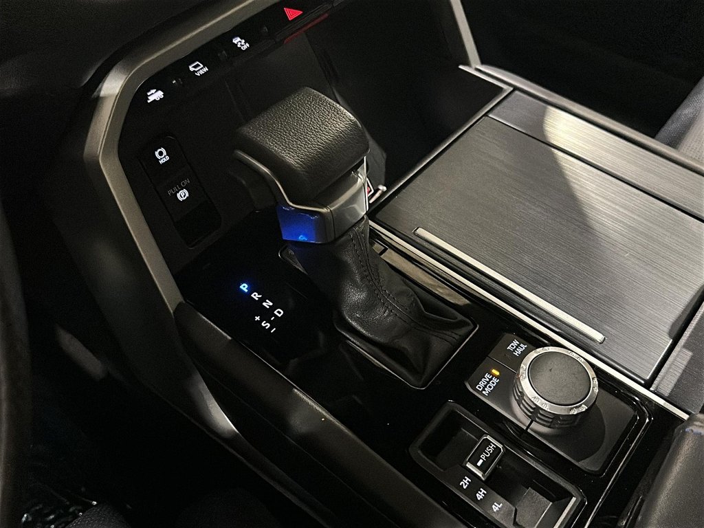 2025 Toyota Tundra CREW MAX PLATINUM in Stratford, Ontario - 13 - w1024h768px