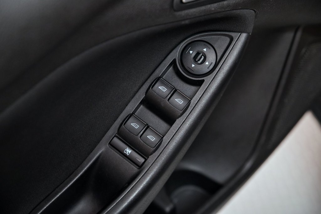 2017 Ford Focus SE in Brossard, Quebec - 9 - w1024h768px